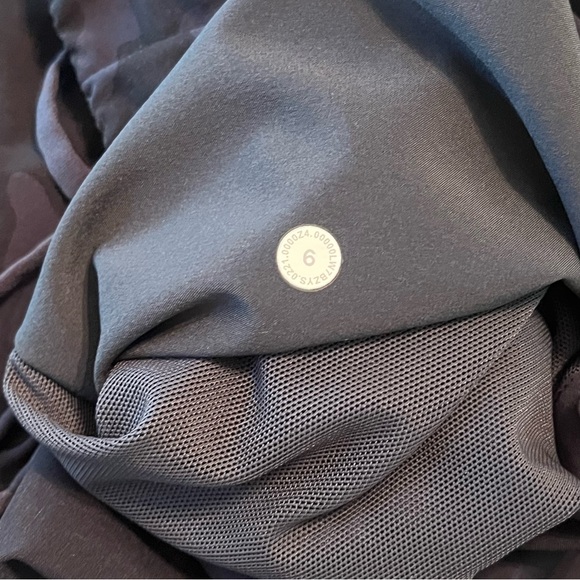 Lululemon Stroll at Sundown shorts size 6 - Black Camo - Picture 2 of 2